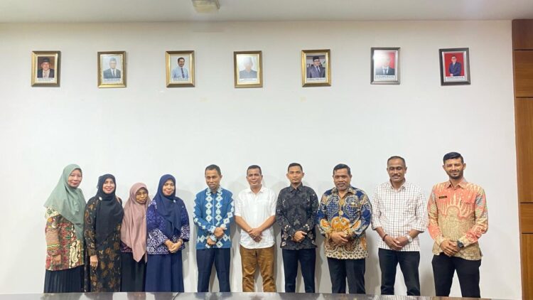Ketua Dewan Pakar Majelis Pendidikan Daerah (MPD) Kabupaten Aceh Utara, Mawardi, M.Pd, di sela-sela sebuah kegiatan informal dengan beberapa guru dan wali murid di Dayah Terpadu Almuslimun Lhoksukon.
