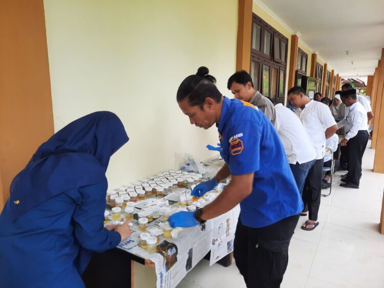 Ratusan Aparatur Sipil Negara (ASN) di lingkungan Kementerian Agama (Kemenag) Kabupaten Nagan Raya menjalani tes urine untuk pencegahan dan deteksi dini penyalahgunaan narkotika. Kegiatan ini dilaksanakan mulai 23-24 April 2024, tes tersebut dilakukan oleh Badan Narkotika Nasional (BNN) Provinsi Aceh yang berlangsung di kantor Kemenag setempat. Rabu (24/04/24).