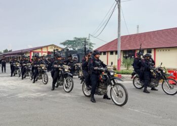 KENDARAI MOTOR: Personel Sat Brimob Polda Sumut latihan anti anarkis dengan mengendarai motor di Mako Sat Brimob Polda Sumut, Jalan Bhayangkara, Indra Kasih, Kecamatan Medan Tembung Rabu (24/4/2024).(Foto Dok/ Polda Sumut)