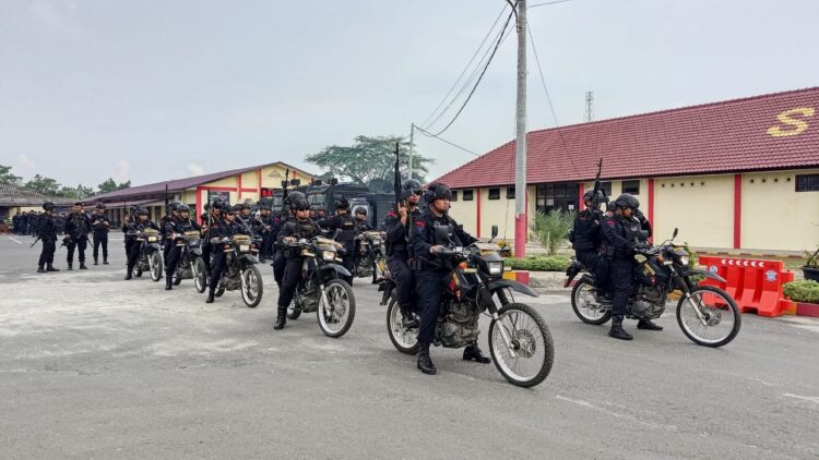 KENDARAI MOTOR: Personel Sat Brimob Polda Sumut latihan anti anarkis dengan mengendarai motor di Mako Sat Brimob Polda Sumut, Jalan Bhayangkara, Indra Kasih, Kecamatan Medan Tembung Rabu (24/4/2024).(Foto Dok/ Polda Sumut)