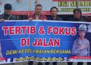 DIABADIKAN: Sejumlah perwakilan warga di Kelurahan Bagan Deli, diabadiksn dengan personel Satlantas Polres Pelabuhan Belawan usai kegiatan sosialisasi tertib berlalu lintas, Rabu (24/4/2024).(Foto Dok/Polres Belawan)