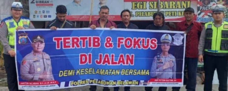DIABADIKAN: Sejumlah perwakilan warga di Kelurahan Bagan Deli, diabadiksn dengan personel Satlantas Polres Pelabuhan Belawan usai kegiatan sosialisasi tertib berlalu lintas, Rabu (24/4/2024).(Foto Dok/Polres Belawan)