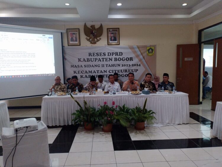 Reses DPRD Kabupaten Bogor Masa Sidang II Tahun 2023 - 2024 Kecamatan Citereup Kabupaten Bogor dalam rangka menyerap aspirasi serta ucapan terimakasih telah memilih dan terpilih menjadi Anggota Dewan Perwakilan Rakyat Daerah Kabupaten Bogor. Rabu (24/04/24). (Foto : Dok RH/Mitrapolri.com)