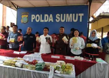 TUNJUKKAN BARANG BUKTI: Kasubdit II Dit Narkoba Polda Sumut, AKBP Bakhtiar Marpaung menunjukkan barang bukti narkoba yang akan dimusnahkan (Foto Dok/T77)