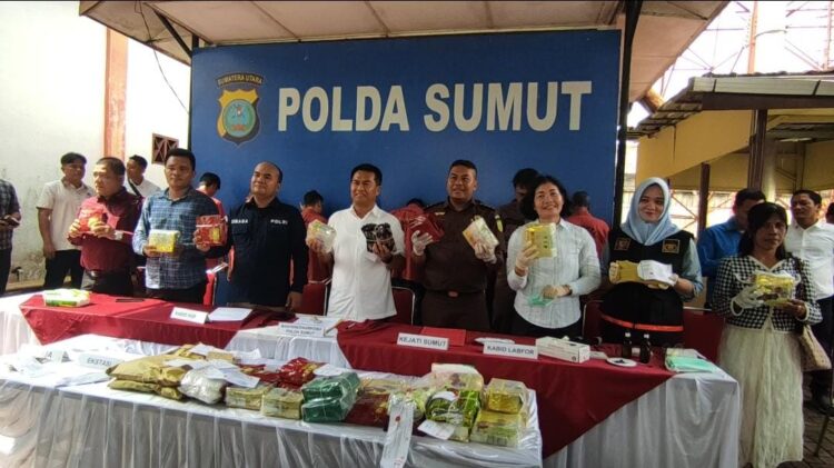 TUNJUKKAN BARANG BUKTI: Kasubdit II Dit Narkoba Polda Sumut, AKBP Bakhtiar Marpaung menunjukkan barang bukti narkoba yang akan dimusnahkan (Foto Dok/T77)