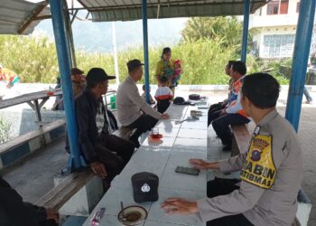 Bhabinkamtibmas Polres Samosir melakukan langkah proaktif dengan melaksanakan kegiatan Patroli Dialogis. Kegiatan ini bukan hanya sekadar sambang dan sosialisasi, namun juga melibatkan dialog langsung dengan warga ditempat terbuka / lokasi keramaian warga di desa binaan mereka.