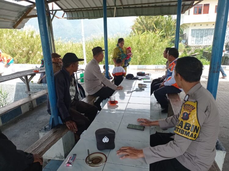 Bhabinkamtibmas Polres Samosir melakukan langkah proaktif dengan melaksanakan kegiatan Patroli Dialogis. Kegiatan ini bukan hanya sekadar sambang dan sosialisasi, namun juga melibatkan dialog langsung dengan warga ditempat terbuka / lokasi keramaian warga di desa binaan mereka.