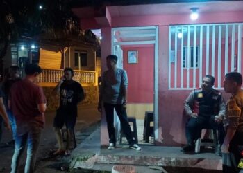 Polsek Tikala bekerja sama dengan personel Rayon Samapta Polresta Manado telah melaksanakan Kegiatan Rutin yang Ditingkatkan (KRYD) di Kelurahan Banjer, Kota Manado. Kegiatan ini merupakan bagian dari upaya peningkatan keamanan dan ketertiban masyarakat di wilayah tersebut, Rabu (24/4/2024) malam.