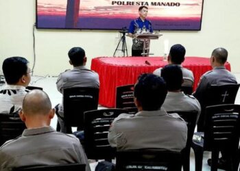 Polresta Manado melaksanakan kegiatan Binrohthal (Bimbingan Rohani dan Mental) pada hari Kamis (25/4/2024), bertempat di aula utama Markas Polresta Manado. Kegiatan ini dihadiri oleh personel Polri yang beragama Kristen dan Islam.