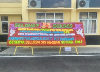 b

Banjirnya ucapan selamat dan karangan bunga kepada Satreskrim Narkoba Polres PALI, Polda Sumsel pada Kamis (26/04/2024).