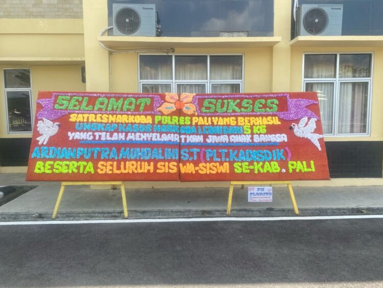 b

Banjirnya ucapan selamat dan karangan bunga kepada Satreskrim Narkoba Polres PALI, Polda Sumsel pada Kamis (26/04/2024).