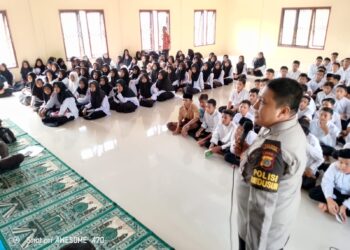 Polsek Blang Mangat melaksanakan kegiatan sosialisasi tentang kenakalan remaja di aula SMP N.10 di Desa Teugoh, Kecamatan Blang Mangat, Kota Lhokseumawe pada hari Jumat, tanggal 26 April 2024, pukul 09.00 hingga 10.40 WIB.