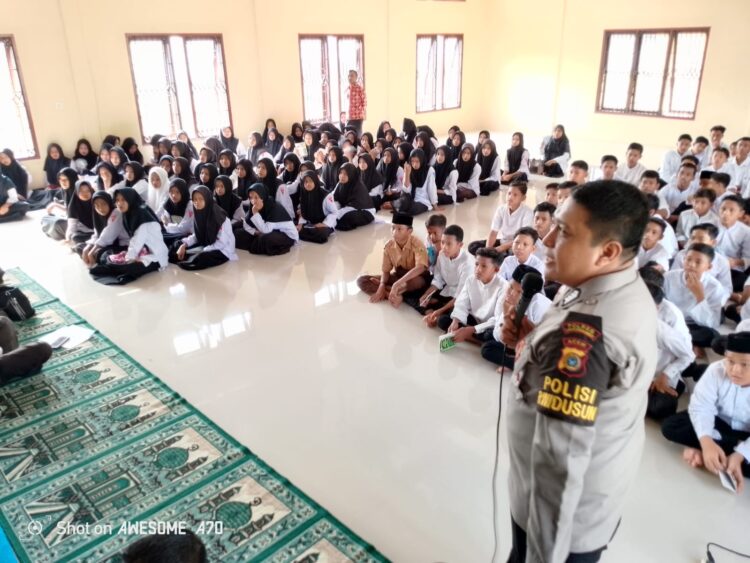 Polsek Blang Mangat melaksanakan kegiatan sosialisasi tentang kenakalan remaja di aula SMP N.10 di Desa Teugoh, Kecamatan Blang Mangat, Kota Lhokseumawe pada hari Jumat, tanggal 26 April 2024, pukul 09.00 hingga 10.40 WIB.