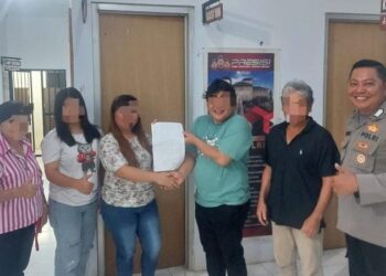 Bripka Oktavianus Rompas, seorang Bhabinkamtibmas yang bertugas di Polsek Tombulu, telah menunjukkan dedikasinya yang luar biasa dalam menangani kasus-kasus sosial di lingkungan masyarakat. Dalam sebuah inisiatif yang berdampak positif, Bripka Oktavianus Rompas mengadakan kegiatan penyelesaian masalah untuk kasus-kasus menelantarkan anak dan istri, Jumat (26/4/2024).