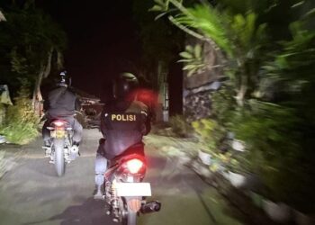 Dalam upaya memastikan keamanan dan ketertiban masyarakat (Kamtibmas) di wilayah Kota Manado tetap terjaga, Satuan Samapta Polresta Manado melakukan patroli mobile di beberapa titik strategis. Pada hari ini, mereka fokus melakukan patroli di wilayah Kelurahan Banjer LK IV, V, dan VI Kecamatan Tikala, Kamis (25/4/2024) malam.