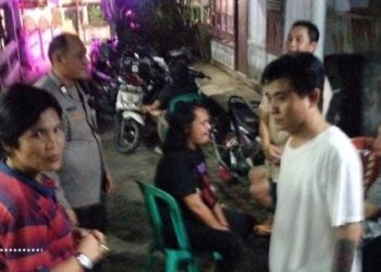 Polsek Tikala menunjukkan komitmennya dalam menjaga keamanan dan ketertiban di sekitar wilayah Banjer dengan melaksanakan kegiatan patroli rutin. Pada hari ini, petugas patroli Polsek Tikala melakukan penjagaan intensif di seputaran lingkungan Banjer, fokus pada pemantauan aktivitas anak muda yang berkumpul di area tersebut.
