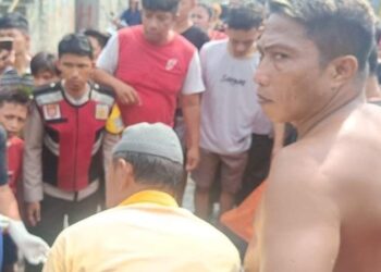 Penemuan Mayat seorang lelaki ditemukan di tepi sungai oleh warga setempat, Kamis (25/4/2024). Korban telah diidentifikasi sebagai Jainal Husain (38 tahun), warga Manado. Jainal, yang tidak memiliki pekerjaan tetap, tinggal di Kelurahan Ternate Tanjung Lingkungan III.