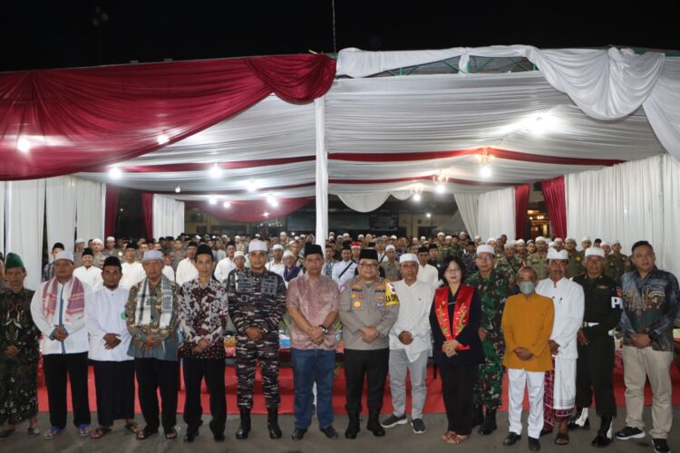 Polres Tegal Kota menggelar doa bersama lintas agama bertempat di halaman Masjid Al Amin Polres setempat, Kamis (25/4/2024) malam.