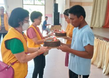 Kegiatan sosial yang sudah rutin dilakukan Pengurus Komunitas Kasih Asasi Manusia setiap bulannya sesuai dengan Motto Komunitas ini. Utamakan Kewajiban Asasi Manusia daripada HAM, Terus melangkah untuk melakukan kebajikan.
