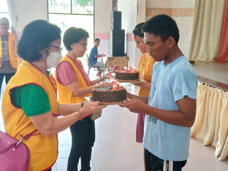 Kegiatan sosial yang sudah rutin dilakukan Pengurus Komunitas Kasih Asasi Manusia setiap bulannya sesuai dengan Motto Komunitas ini. Utamakan Kewajiban Asasi Manusia daripada HAM, Terus melangkah untuk melakukan kebajikan.