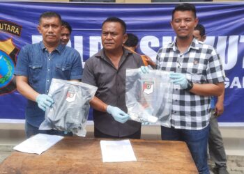 R = Rindi - Keterangan Foto
BERI PENJELASAN: Kasat Reskrim Polres Sergai, AKP JH Panjaitan didampingi Ps Kasi Humas yang juga Kbo Satreskrim Iptu Edward Sidauruk dan Kanit Pidum Ipda Hendri Ika Panduwinata memberi penjelasan penagkapan R (22), terduga pelaku pencurian di toko MR DIY Seirampah, Sabtu (27/4/2024). (Foto Dok/ Polres)