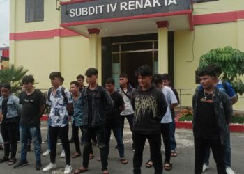 DIBARISKAN: Sebanyak 20 PMI ilegal dibariskan di depan gedung Renakta Ditreskrimum Polda Sumut, Sabtu (27/4/2024). (Foto Dok/ Polda Sumut)