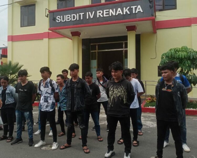 DIBARISKAN: Sebanyak 20 PMI ilegal dibariskan di depan gedung Renakta Ditreskrimum Polda Sumut, Sabtu (27/4/2024). (Foto Dok/ Polda Sumut)