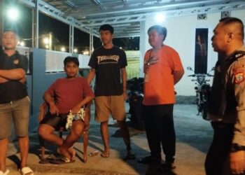 Polsek Tuminting bersama anggotanya melaksanakan kegiatan inovatif mereka yang dikenal sebagai “ba ron-ron kampong”. Kegiatan ini dimulai dengan apel pagi dan dilanjutkan dengan interaksi langsung di Kelurahan Sumompo, Lingkungan 3 dan 5, Kecamatan Tuminting, Jumat (26/4/2024).