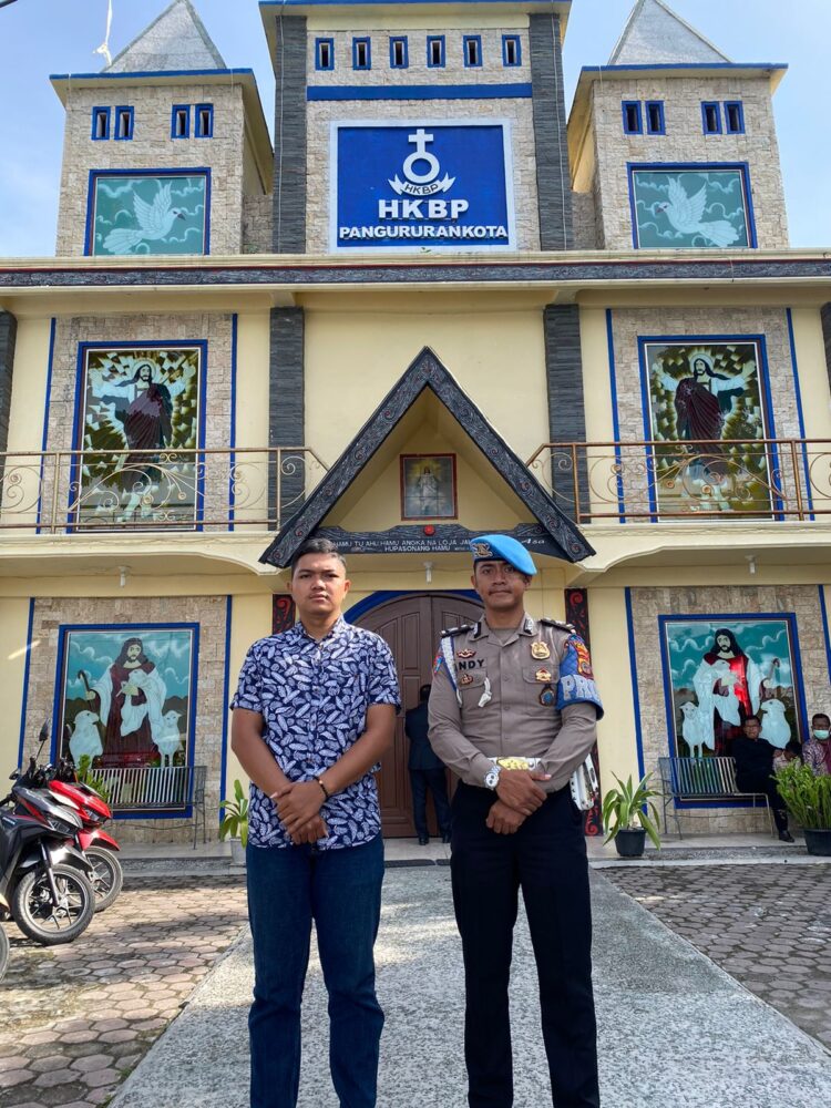 Gereja yang ada di Kabupaten Samosir dipenuhi dengan kehangatan perjalanan ibadah saat Personil Polres Samosir mewujudkan Minggu Kasih dengan pelaksanaan Pengamanan Ibadah di Gereja, Minggu (28/04/2024).