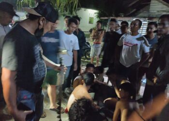 Note
MM = Muhammad Maulana
CF = Coki Febrian
DRAS = Dimas Resa Anjani Sinaga
MD = Muhammad Dani
IG = Indra Gunawan
H = Habibulah

Keterangan Foto
AMANKAN : Personel Polsek Perbaungan mengamankan anggota geng motor yang meresahkan warga, Minggu (28/4/2024). (Foto Dok/Humas Polres)
