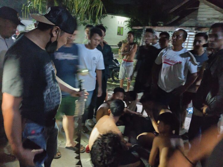 Note
MM = Muhammad Maulana
CF = Coki Febrian
DRAS = Dimas Resa Anjani Sinaga
MD = Muhammad Dani
IG = Indra Gunawan
H = Habibulah
Keterangan Foto
AMANKAN : Personel Polsek Perbaungan mengamankan anggota geng motor yang meresahkan warga, Minggu (28/4/2024). (Foto Dok/Humas Polres)