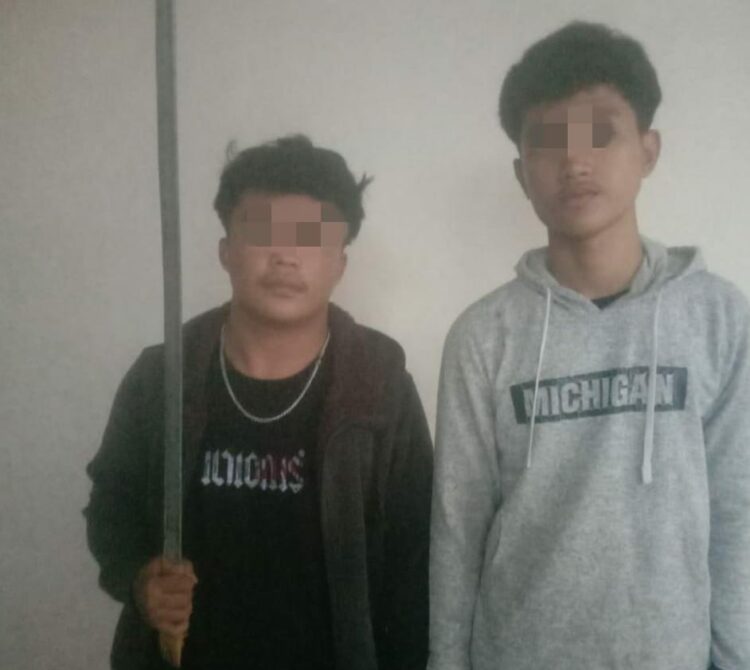 DITANGKAP: Dua remaja terduga geng motor, RR (16) dan MDA (17) berhasil ditangkap Polres Belawan, Minggu (28/4/2024). (Foto Dok/ Polres)
