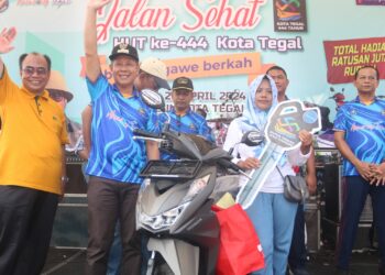 Darosah (50) warga RT. 06 RW. 01 Kelurahan Tunon Kecamatan Tegal Selatan mendapatkan hadiah utama satu unit sepeda motor pada acara Jalan Sehat dalam rangka HUT ke-444 Kota Tegal yang diselenggarakan Minggu (28/4/2024) di Halaman Pendopo Ki Gede Sebayu Balai Kota Tegal.