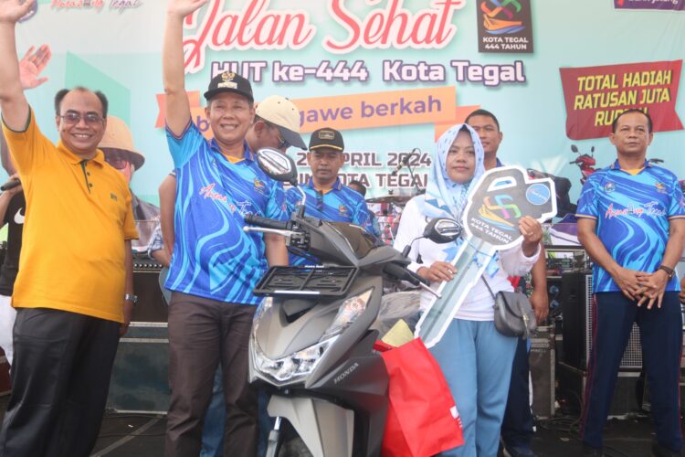 Darosah (50) warga RT. 06 RW. 01 Kelurahan Tunon Kecamatan Tegal Selatan mendapatkan hadiah utama satu unit sepeda motor pada acara Jalan Sehat dalam rangka HUT ke-444 Kota Tegal yang diselenggarakan Minggu (28/4/2024) di Halaman Pendopo Ki Gede Sebayu Balai Kota Tegal.