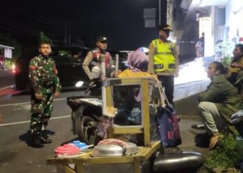 Polsek Tombulu menggelar kegiatan Giat KRYD/Cipta Kondisi Malam Minggu di wilayah hukumnya, dengan melibatkan unsur TNI Koramil Pineleng. Kegiatan dimulai dengan apel persiapan yang dipimpin oleh Kapolsek Tombulu, Iptu Jeferon Rorong, Sabtu (27/4/2024).
