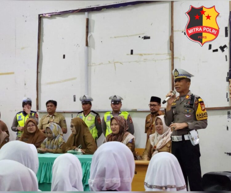 Kasat Lantas Polres Sidrap AKP Nawir Eming, SE melaksanakan program edukatif Police Go To School di SMA Negeri 2 Sidrap.