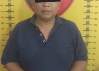 RHS Alias Nano = Rejeki Hamonangan Siburian - Keterangan Foto
DIAMANKAN : RHS alias Nano (45), terduga pelaku perjudian online jenis Macau beserta barang bukti, diamankan di Satreskrim Polres Sergai. (Foto Dok/Humas Polres)