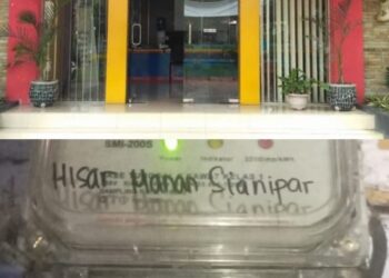 FOTO : Kantor PLN Rayon Kota Pematangsiantar dan meteran listrik dengan nomor pelanggan 121010689430 atas nama Hisar Sianipar