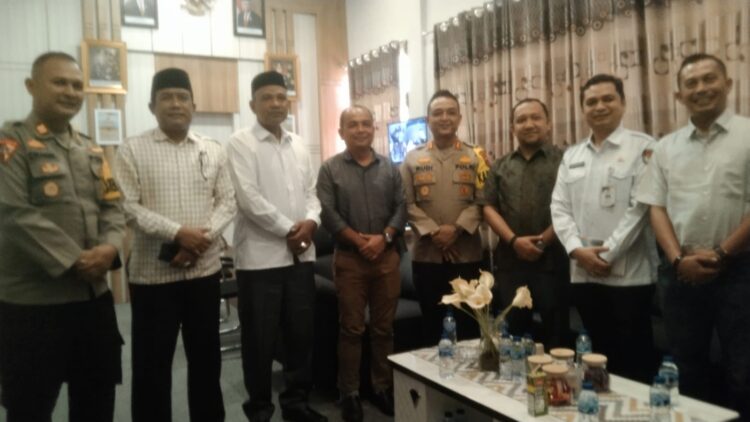 Komisioner baru Komisi Independen Pemilihan (KIP) Nagan Raya periode 2024-2029, yang baru-baru ini dilantik, mengadakan pertemuan silahturahmi dengan Kapolres Nagan Raya, AKBP Rudi Saeful Hadi, Senin (29/04/24)