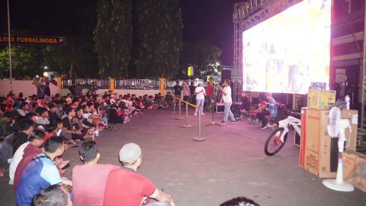 Polres Purbalingga menggelar nonton bareng (Nobar) laga semifinal AFC U-23 antara tim nasional Indonesia melawan Uzbekistan. Kegiatan digelar gratis tanpa dipungut biaya di halaman Mapolres Purbalingga, Senin (29/4/2024) malam.