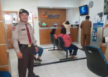 Personil Sat Pam Obvit Polres Samosir melaksanakan penjagaan di Kantor perbankan yang berada di Kabupaten Samosir untuk mencegah terjadinya gangguan kamtibmas serta memberikan rasa aman, nyaman kepada karyawan dan nasabah bank.Selasa (30 April 2024).