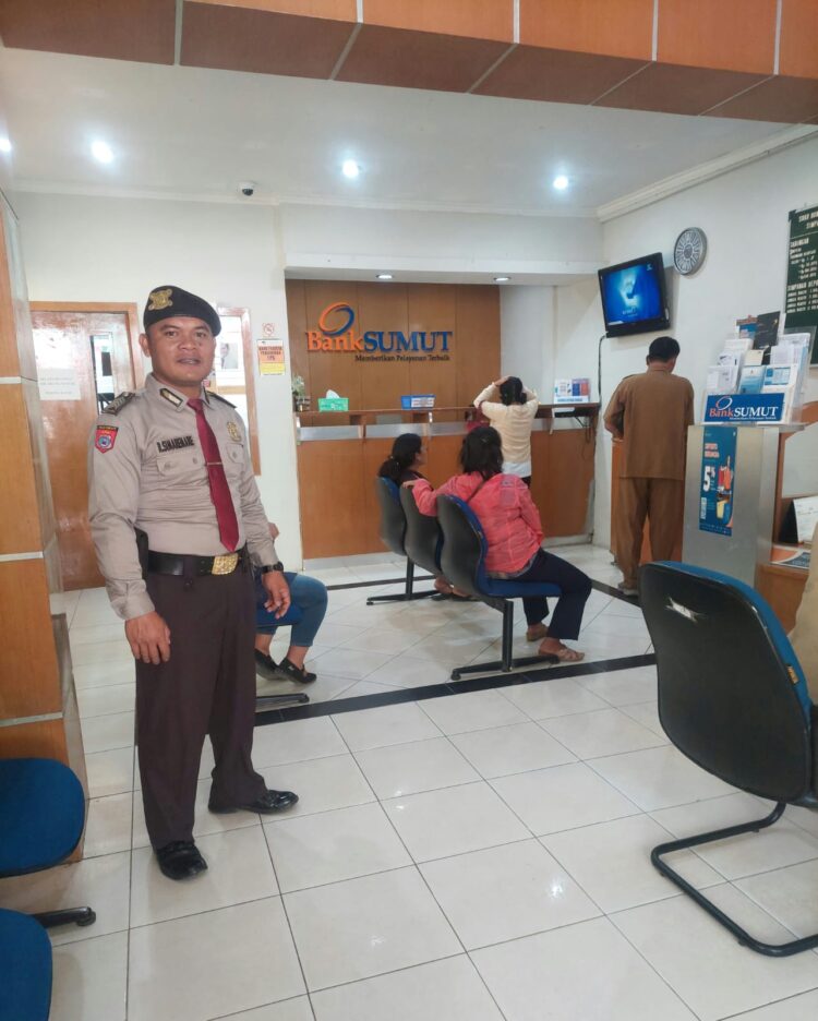 Personil Sat Pam Obvit Polres Samosir melaksanakan penjagaan di Kantor perbankan yang berada di Kabupaten Samosir untuk mencegah terjadinya gangguan kamtibmas serta memberikan rasa aman, nyaman kepada karyawan dan nasabah bank.Selasa (30 April 2024).