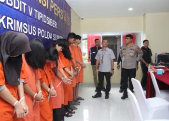 Tujuh orang yang ditangkap, dengan tersangka utama pria inisial NOF (35) NOF inilah perannya merekrut enam tersangka lainnya lima diantaranya perempuan. Adapun keeenam tersangka yakni MS (laki 19 Thn), MPD (perempuan 24 Thn), EA (perempuan 22 Thn), WA (perempuan 26 thn), SAK (perempuan 20 thn), HF (perempuan 19 thn).