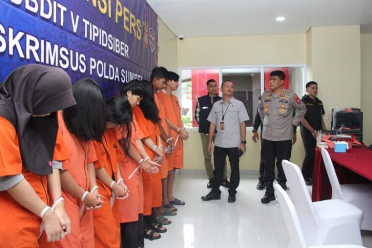 Tujuh orang yang ditangkap, dengan tersangka utama pria inisial NOF (35) NOF inilah perannya merekrut enam tersangka lainnya lima diantaranya perempuan. Adapun keeenam tersangka yakni MS (laki 19 Thn), MPD (perempuan 24 Thn), EA (perempuan 22 Thn), WA (perempuan 26 thn), SAK (perempuan 20 thn), HF (perempuan 19 thn).