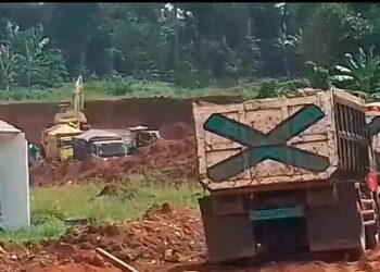 Aktivitas penambangan galian C ilegal yang berada di lokasi perumahan Puri Asri 3 Desa Sukamaju Kecamatan Jonggol Kabupaten Bogor (Foto : Dok/RH-Mitrapolri.com)