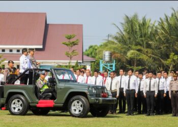 PERIKSA BARISAN: Kapolda Sumut, Irjen Pol Agung Setya Imam Effendi bersama PJ Gubernur Sumut, Hassanudin memeriksa barisan personel gabungan pada apel Operasi Ketupat Toba 2024, Rabu (3/4/2024). (Foto Dok/ Polda Sumut)