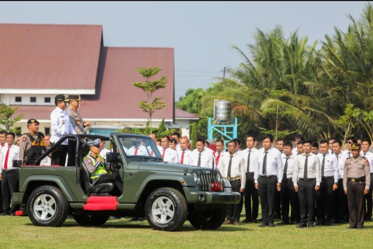 PERIKSA BARISAN: Kapolda Sumut, Irjen Pol Agung Setya Imam Effendi bersama PJ Gubernur Sumut, Hassanudin memeriksa barisan personel gabungan pada apel Operasi Ketupat Toba 2024, Rabu (3/4/2024). (Foto Dok/ Polda Sumut)