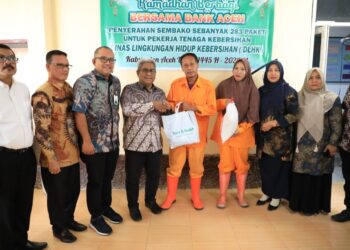 Bantuan tersebut diserahkan secara simbolis dalam satu acara di Kantor Dinas Lingkungan Hidup dan Kebersihan Kabupaten Aceh Utara di Landing Kecamatan Lhoksukon. Paket sembako tersebut bersumber dari bantuan dana TJSLP (Tanggungjawab Sosial Lingkungan Perusahaan) PT Bank Aceh Syariah (BAS) Cabang Lhokseumawe.