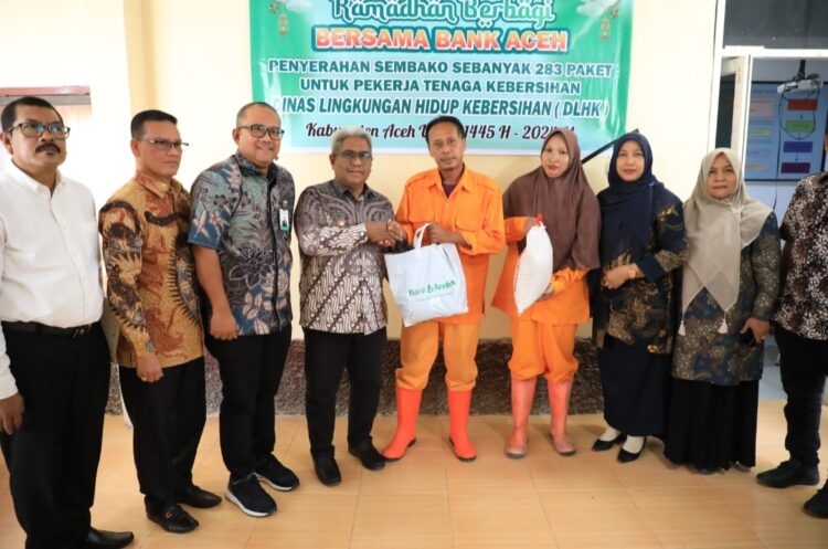 Bantuan tersebut diserahkan secara simbolis dalam satu acara di Kantor Dinas Lingkungan Hidup dan Kebersihan Kabupaten Aceh Utara di Landing Kecamatan Lhoksukon. Paket sembako tersebut bersumber dari bantuan dana TJSLP (Tanggungjawab Sosial Lingkungan Perusahaan) PT Bank Aceh Syariah (BAS) Cabang Lhokseumawe.