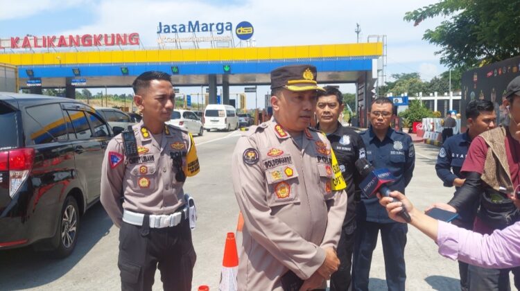 Kabag Pensat Ropenmas Divhumas Polri Kombes Harry Goldenhardt Santoso dihadapan media saat mengunjungi GT Kalikangkung menggunakan Heli pada Minggu, (7/4/2024) siang.